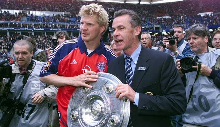 Fußball, FC Bayern München, Deutscher Meister 2001 Fussball 1. Bundesliga Hamburger SV vs. FC Bayern Muenchen von links: Stefan Effenberg und Trainer Ottmar Hitzfeld mit Meisterschale
