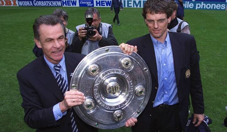 Fußball, FC Bayern München, Deutscher Meister 2001 Fussball 1. Bundesliga Hamburger SV vs. FC Bayern Muenchen von links: Trainer Ottmar Hitzfeld mit Co- Trainer Michael Henke mit Meisterschale
