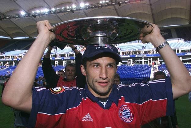 Fußball, FC Bayern München, Deutscher Meister 2001 Fussball 1. Bundesliga Hamburger SV vs. FC Bayern Muenchen Hasan Salihamidzic mit Meisterschale