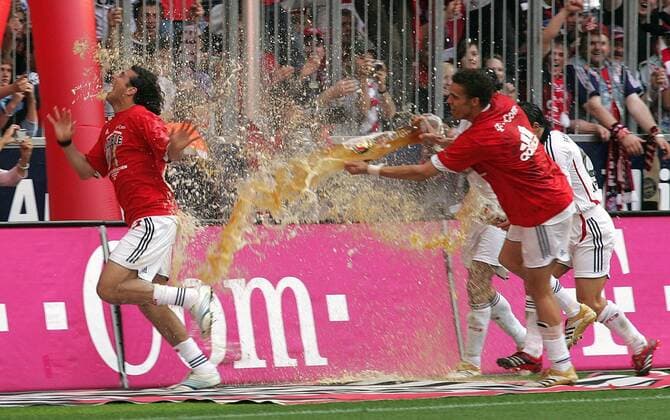 Fußball, FC Bayern München, Deutscher Meister 2006 Fussball Herren FC Bayern München - BVB Borussia Dortmund : Bierdusche für Claudio Pizarro vorn von Valerien Ismael