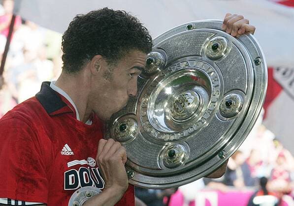 Fußball, FC Bayern München, Deutscher Meister 2006 Fussball Herren FC Bayern München - BVB Borussia Dortmund : Valerien Ismael küsst die Meisterschale