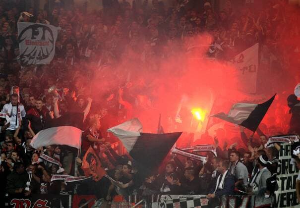 21.09.2012 - Fussball - Saison 2012 2013 - 1. Fussball - Bundesliga - 04. Spieltag: Eintracht Frankfurt - DaMa - Pyrotechnik Bengalfackeln im Frankfurter Gästeblock Fans