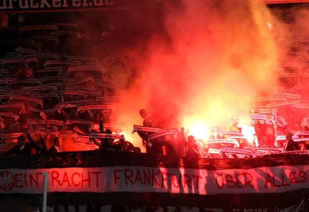 21.09.2012 - Fussball - Saison 2012 2013 - 1. Fussball - Bundesliga - 04. Spieltag: Eintracht Frankfurt - DaMa - Pyrotechnik Bengalfackeln im Frankfurter Gästeblock Fans