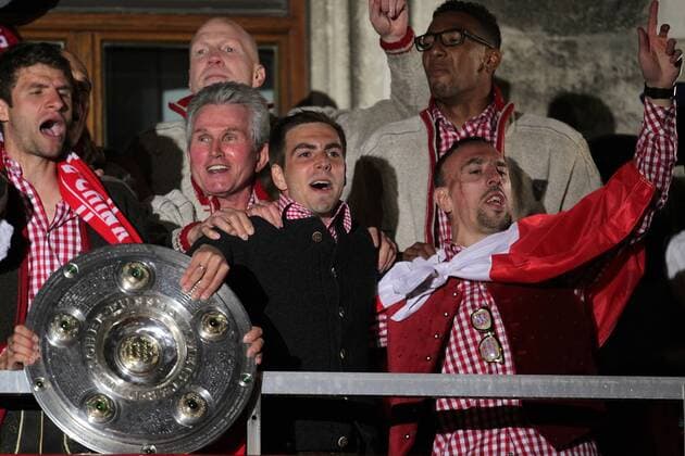 Fußball, FC Bayern München, Deutscher Meister 2013 Samstag 11.05.2013, 1. Bundesliga Saison 12 13 33. Spieltag in München, FC Bayern München - , Meisterfeier auf dem Münchner Rathaus Balkon Thomas Mueller (FCB) mit Trainer Jupp Heynckes (FCB) mit Philipp Lahm (FCB) und Franck Ribery (FCB) mit der Schale, Meisterschale DeFodi038