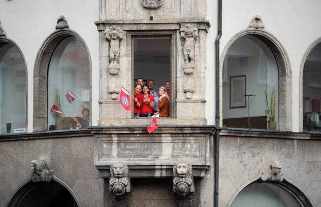 Fußball, FC Bayern München, Deutscher Meister 2013 Samstag 11.05.2013, 1. Bundesliga Saison 12 13 33. Spieltag in München, FC Bayern München, Meisterfeier auf dem Münchner Rathaus Balkon Die Bayern Fans feiern mit Fahnen auf dem Marienplatz DeFodi038