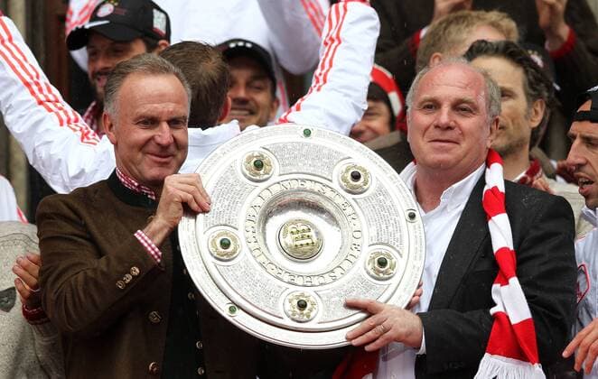 Fußball, FC Bayern München, Deutscher Meister 2013 Samstag 02.06.2013, 1. Bundesliga Saison 12 13 Der FC Bayern München feiert das Triple auf dem Rathausbalkon am Marienplatz in München - Karl Heinz Rummenigge (FCB) mit Präsident Uli Hoeneß DeFodi038