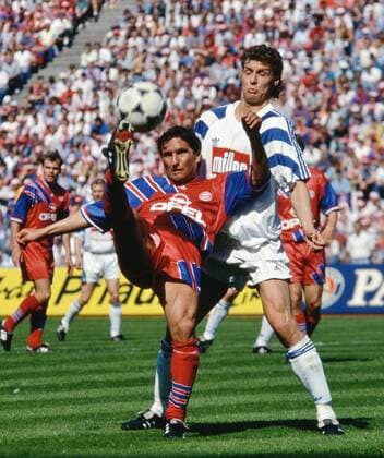 Fussball 1. Bundesliga 1993 1994 34. Spieltag 07.05.1994 FC Bayern München - FC Schalke 04 Bruno Labbadia (li, FC Bayern München) gegen Hendrik Herzog (FC Schalke) FOTO: WEREK Pressebildagentur xxNOxMODELxRELEASExx