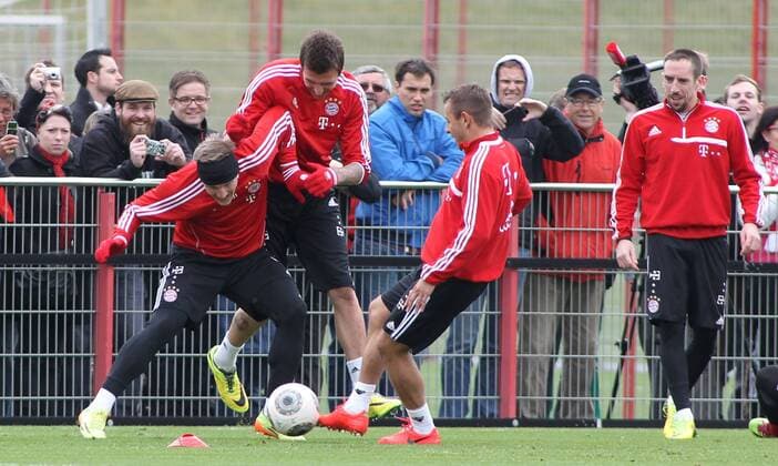 19.03.2014,FC Bayern Training, Saebenerstrasse,Muenchen, Fussball,Sport,im Bastian Schweinsteiger vs Mario Mandzukic und Rafinha EP_prz