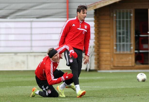 19.03.2014,FC Bayern Training, Saebenerstrasse,Muenchen, Fussball,Sport,im Bastian Schweinsteiger von Claudio Pizarro gefoult EP_prz