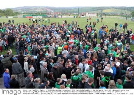 GER, Freundschaftsspiel - SV Werder Bremen 16.05.14, Teistungen, Sportanlage Am Klosterholz, GER, Freundschaftsspiel, Jubiläumsspiel - SV Werder Bremen im Bild Fans stürmen nach dem Spiel den Platz und gehen auf Autogrammjagd