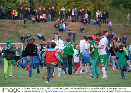 GER, Freundschaftsspiel - SV Werder Bremen 16.05.14, Teistungen, Sportanlage Am Klosterholz, GER, Freundschaftsspiel, Jubiläumsspiel - SV Werder Bremen im Bild Fans stürmen den Platz, Lukas Schmitz (Bremen) schreibt Autogramme