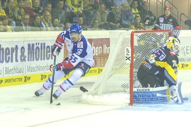 Krefeld, Deutschland 14. September 2014: 1. Bundesliga 14 15 - Krefeld Pinguine vs. Adler Mannheim. Jochen Hecht (Mannheim) ot
