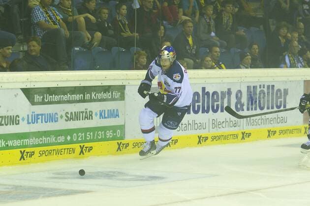 Krefeld, Deutschland 19. September 2014: 1. Bundesliga 14 15 - Krefeld Pinguine vs. EHC Red Bull Muenchen. Ulrich Maurer (Muenchen) ot
