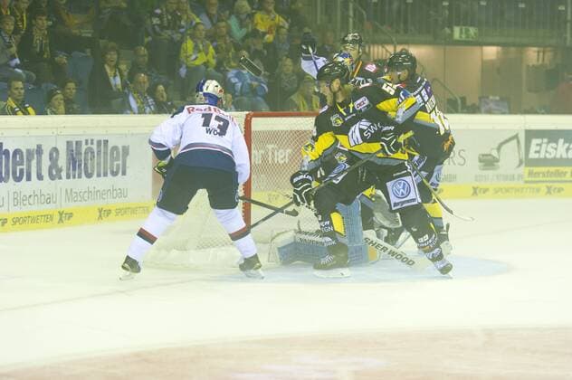 Krefeld, Deutschland 19. September 2014: 1. Bundesliga 14 15 - Krefeld Pinguine vs. EHC Red Bull Muenchen. turbolenzen vor den Tor vor den Krefeld Tor. ot