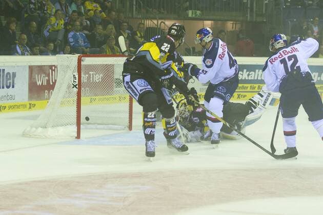 Krefeld, Deutschland 19. September 2014: 1. Bundesliga 14 15 - Krefeld Pinguine vs. EHC Red Bull Muenchen. Tor zum 0:2 für Muenchen durch Mads Christensen (Muenchen) ot