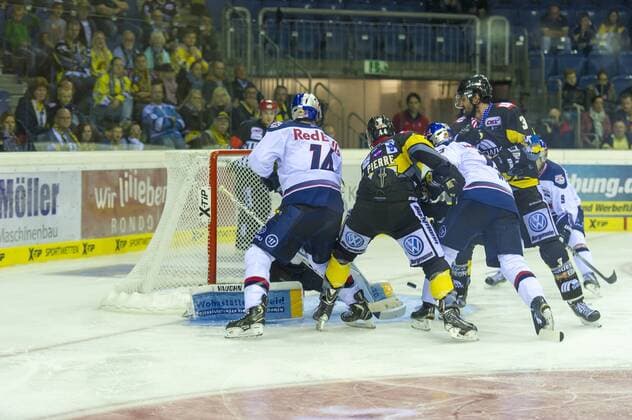 Krefeld, Deutschland 19. September 2014: 1. Bundesliga 14 15 - Krefeld Pinguine vs. EHC Red Bull Muenchen. turbolenzen vor den Tor der Krefelder. ot