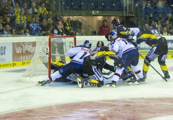 Krefeld, Deutschland 19. September 2014: 1. Bundesliga 14 15 - Krefeld Pinguine vs. EHC Red Bull Muenchen. turbolenzen vor den Tor der Krefelder. ot