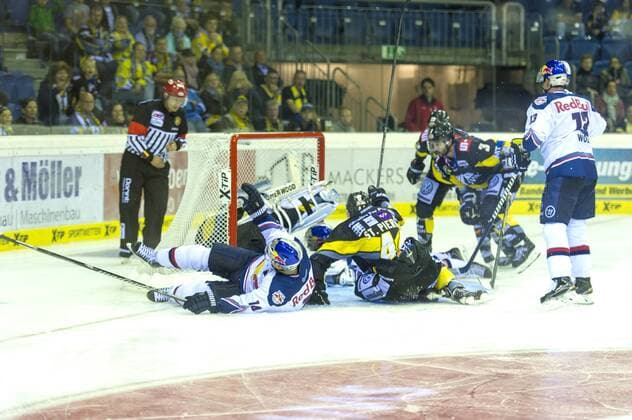 Krefeld, Deutschland 19. September 2014: 1. Bundesliga 14 15 - Krefeld Pinguine vs. EHC Red Bull Muenchen. turbolenzen vor den Tor der Krefelder. ot