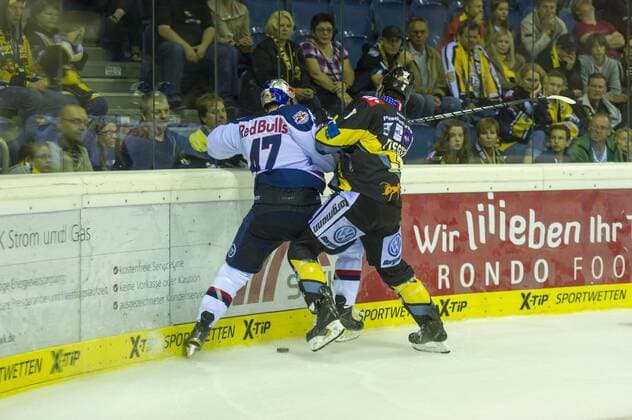 Krefeld, Deutschland 19. September 2014: 1. Bundesliga 14 15 - Krefeld Pinguine vs. EHC Red Bull Muenchen. Daryl Boyle (Muenchen) ot