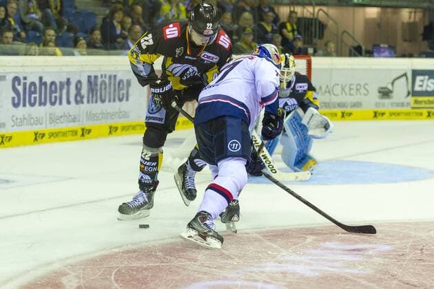 Krefeld, Deutschland 19. September 2014: 1. Bundesliga 14 15 - Krefeld Pinguine vs. EHC Red Bull Muenchen. Daryl Boyle (Muenchen) ot