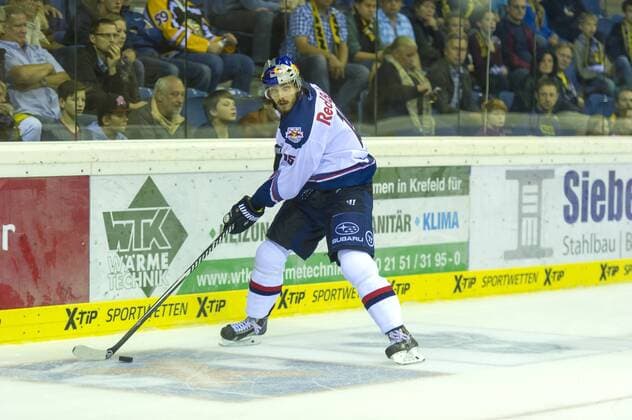 Krefeld, Deutschland 19. September 2014: 1. Bundesliga 14 15 - Krefeld Pinguine vs. EHC Red Bull Muenchen. Daryl Boyle (Muenchen) ot