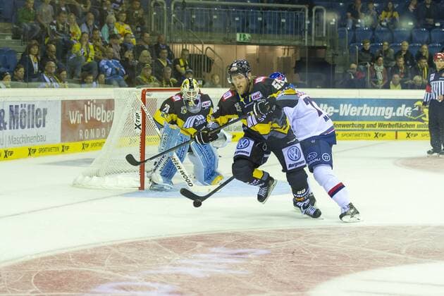Krefeld, Deutschland 19. September 2014: 1. Bundesliga 14 15 - Krefeld Pinguine vs. EHC Red Bull Muenchen. Robin Weihager (Krefeld) im Zweikampf gegen Ulrich Maurer (Muenchen) ot