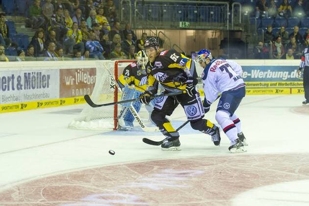 Krefeld, Deutschland 19. September 2014: 1. Bundesliga 14 15 - Krefeld Pinguine vs. EHC Red Bull Muenchen. Robin Weihager (Krefeld) im Zweikampf gegen Ulrich Maurer (Muenchen) ot