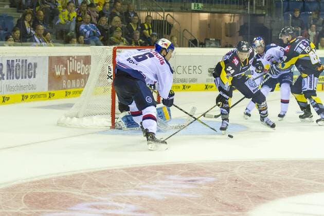 Krefeld, Deutschland 19. September 2014: 1. Bundesliga 14 15 - Krefeld Pinguine vs. EHC Red Bull Muenchen. Daryl Boyle (Muenchen)im Zweikampf gegenKyle Sonnenburg (Krefeld) ot