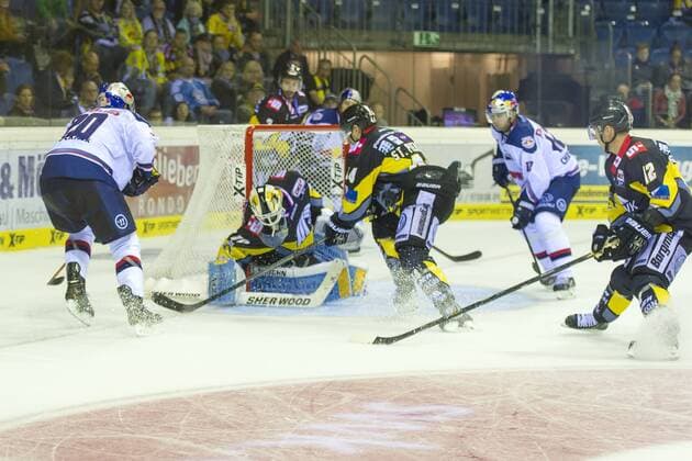 Krefeld, Deutschland 19. September 2014: 1. Bundesliga 14 15 - Krefeld Pinguine vs. EHC Red Bull Muenchen. Benedikt Brueckner (Muenchen) im Zweikampf gegen David Fischer (Krefeld),Tomas Duba (Krefeld) ot