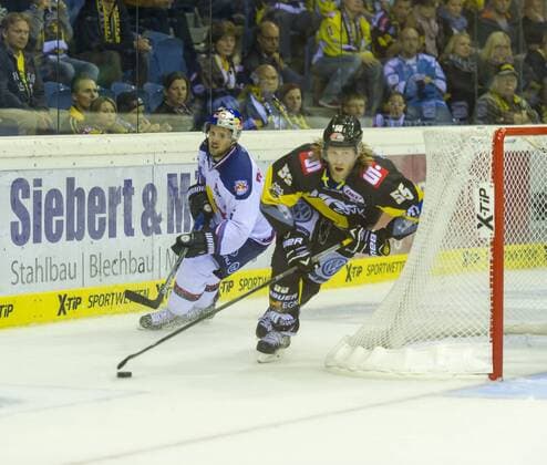 Krefeld, Deutschland 19. September 2014: 1. Bundesliga 14 15 - Krefeld Pinguine vs. EHC Red Bull Muenchen. Robin Weihager (Krefeld) ot