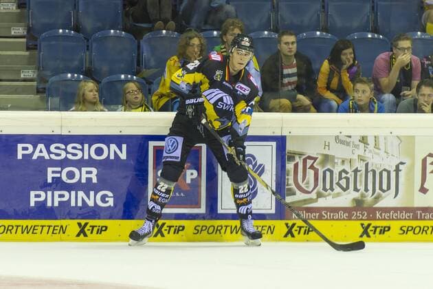 Krefeld, Deutschland 19. September 2014: 1. Bundesliga 14 15 - Krefeld Pinguine vs. EHC Red Bull Muenchen. Oliver Mebus (Krefeld) ot