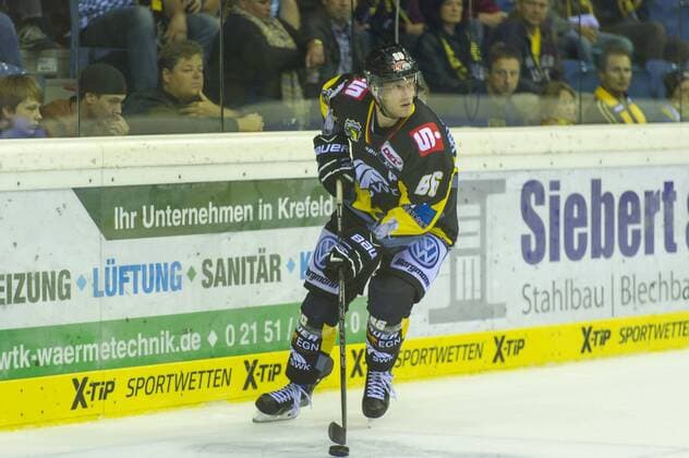 Krefeld, Deutschland 19. September 2014: 1. Bundesliga 14 15 - Krefeld Pinguine vs. EHC Red Bull Muenchen. Daniel Pietta (Krefeld) ot