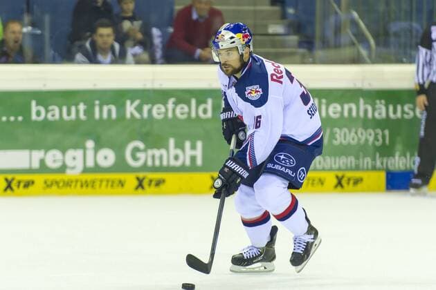 Krefeld, Deutschland 19. September 2014: 1. Bundesliga 14 15 - Krefeld Pinguine vs. EHC Red Bull Muenchen. Yannic Seidenberg (Muenchen) ot