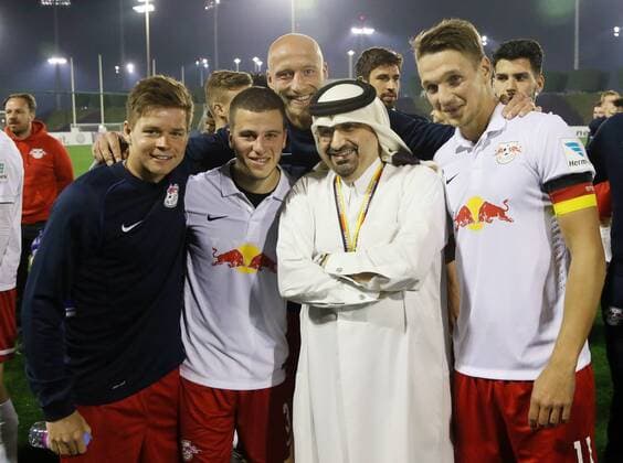 Katar, 27.01.2015, ar-Rayyan Aspire Sports Academy, Fußball , RB Leipzig vs. FC Red Bull Salzburg 3:3 (1:1) , Im Bild: Leipzigs Spieler Dominik Kaiser, Diego Demme, Tim Sebastian und Daniel Frahn (v.l.), Gruppenbild mit Scheich . ,