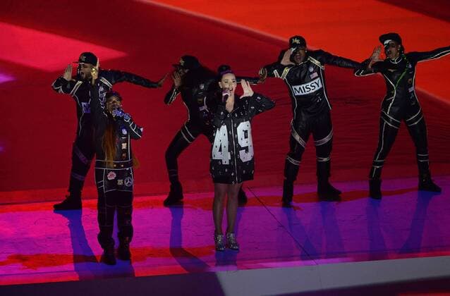 Katy Perry (C) performs with Missy Elliott (L) during halftime activities of Super Bowl XLIX at University of Phoenix Stadium in Glendale, Arizona, February 1, 2015.  SBP20150201694 ARTxFOXALL