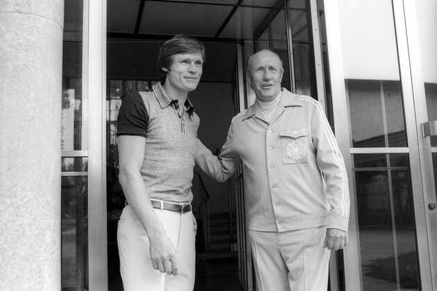 Treffen der deutschen Nationalmannschaft in Grünwald: Peter Nogly (li.) und Bundestrainer Helmut Schön