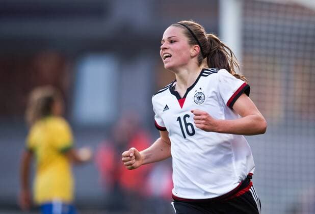 Freude nach dem Tor zum 3-0: Torschuetzin Melanie LEUPOLZ (GER) jubelt. Fussball Frauen Laenderspiel: Deutschland - Brasilien in Fuerth, Deutschland am 08.04.2015,