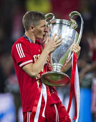 Championsleague Finale: Borussia Dortmund - FC Bayern Muenchen 1:2 25.05.2013 Sebastian Schweinsteiger kuesst den Henkelpott Â HM