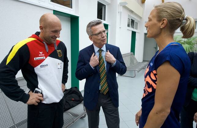 Kienbaum 13.07.2015 Bundesleistungszentrum Besuch von Innenminister (Sportminister ) Thomas DE MAIZIERE CDU vlnr Rennkanute Ronny RAUHE Thomas DE MAIZIERE CDU Leichtthletin Jennifer OESER