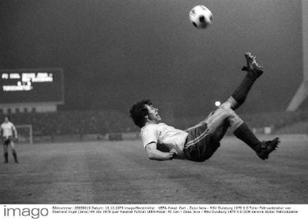 UEFA-Pokal: Carl - Zeiss Jena - MSV Duisburg 1978 0:0 Toller Fallrueckzieher von Eberhard Vogel (Jena) HM