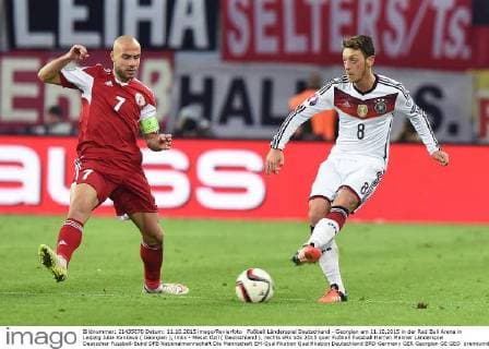Fußball Länderspiel Deutschland - Georgien am 11.10.2015 in der Red Bull Arena in Leipzig Juba Kankava ( Georgien ), links - Mesut Özil ( Deutschland ), rechts xRx