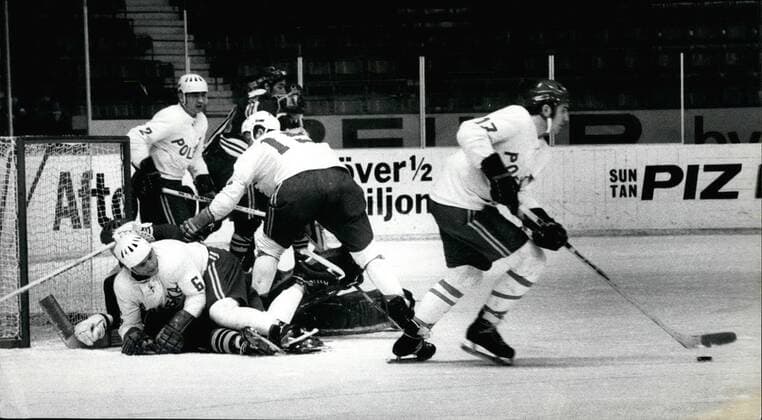 1970 - World Championship WM Weltmeisterschaft in Ice hockey Eishockey Stockholm 1970, Finland-Poland result: 4-0 After the defeat against Soviet, the Finnish team today won the match against Poland and the Finnish trainer says that the Finnish team will be better now and that the Finnish center Juhani Tamminen shall fly between Abo and Stockholm to every match, since he had to study in Abo. Picture showing: The right forward nr 17 Tadeusz Obloj playing alone with puck while a lot of players is fighting in front of the Finnish goal. Ice Hockey - ZUMAk09_