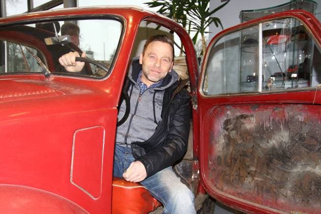 Bilder des Tages - SPORT Fussball, Herren, Vorstellung Thomas Häßler, Thomas Häßler nimmt in einem alten Fiat Topolino Platz, 08.02.2016,