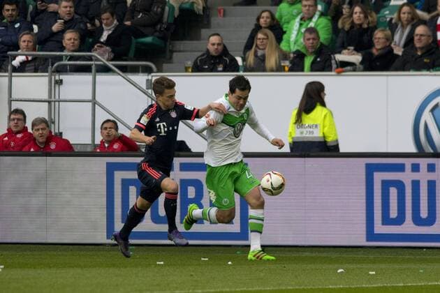 Fußball, Bundesliga, VfL Wolfsburg - FC Bayern München; v.l. Joshua Kimmich (FCB, 32) gegen Marcel Schäfer (Wolfsburg; Publikumsliebling) Zweikampf, Duell, duell, tackle, Tackling, Aktion, action. xtgx