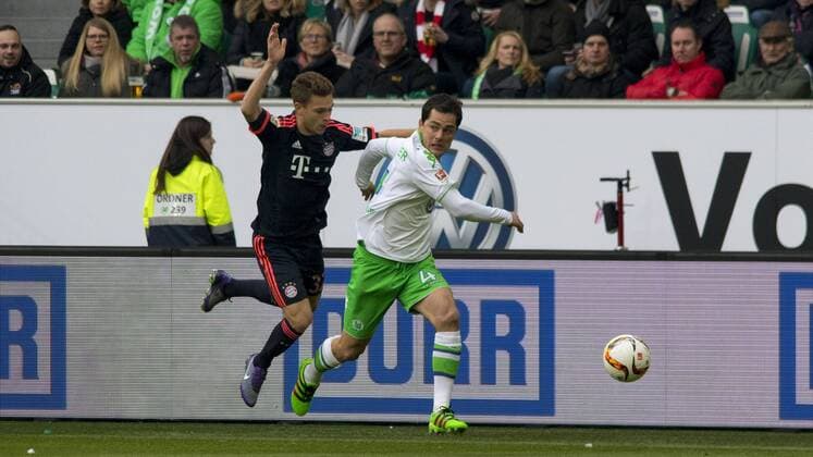 Fußball, Bundesliga, VfL Wolfsburg - FC Bayern München; v.l. Joshua Kimmich (FCB, 32) gegen Marcel Schäfer (Wolfsburg; Publikumsliebling) Zweikampf, Duell, duell, tackle, Tackling, Aktion, action. xtgx