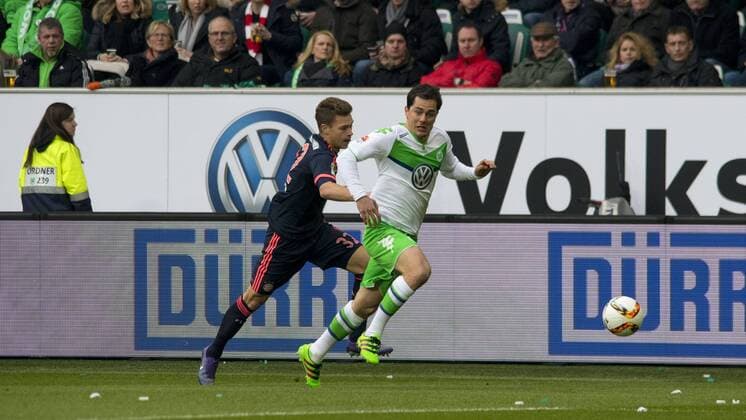 Fußball, Bundesliga, VfL Wolfsburg - FC Bayern München; v.l. Joshua Kimmich (FCB, 32) gegen Marcel Schäfer (Wolfsburg; Publikumsliebling) Zweikampf, Duell, duell, tackle, Tackling, Aktion, action. xtgx