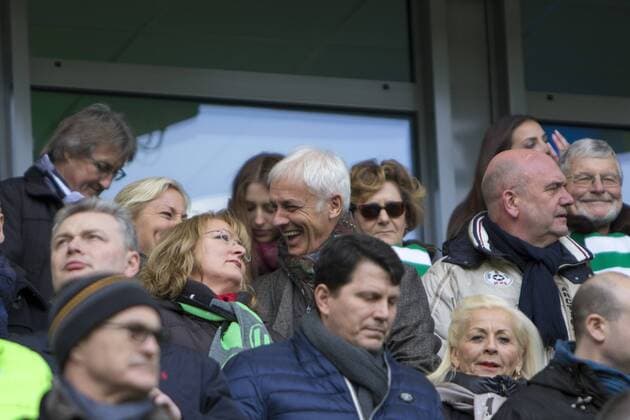 Fußball, Bundesliga, VfL Wolfsburg - FC Bayern München; Matthias Müller (Volkswagen AG, Hauptsponsor) , lacht herzhaft, hat gut lachen, xtgx