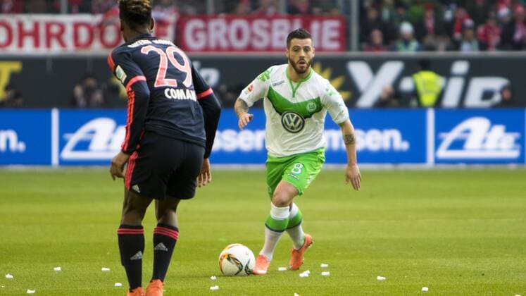 Fußball, Bundesliga, VfL Wolfsburg - FC Bayern München; Vieirinha (Wolfsburg) am Ball. xtgx