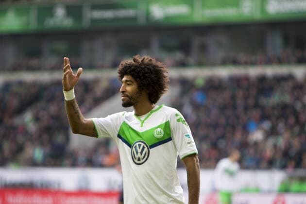 Fußball, Bundesliga, VfL Wolfsburg - FC Bayern München; Dante (Wolfsburg) gibt Anweisungen, gestikuliert, mit den Armen gestikulieren, gives instructions, gesticulate. xtgx