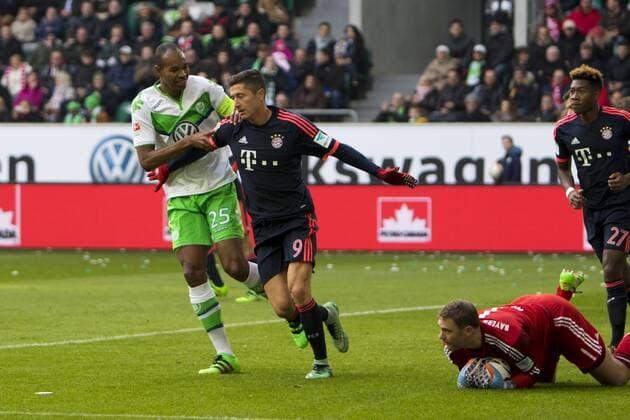 Fußball, Bundesliga, VfL Wolfsburg - FC Bayern München; v.l. Naldo (Wolfsburg) gegen Robert Lewandowski (FCB, 9), Manuel Neuer (FCB, 1) pariert, Parade, Glanzaparade, hält den Ball, wehrt den Ball ab, wehrt den Schuss ab, Aktion, action. xtgx